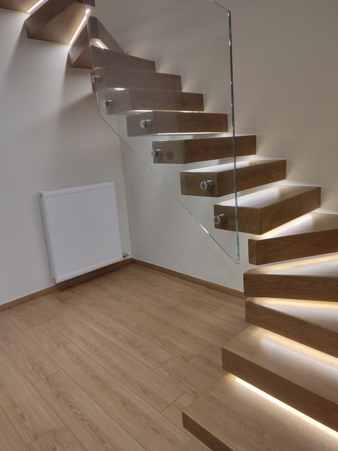 Νίκαια Σιδερένιος σκελετός, ξύλινο δρύινο κουτί τύπου box